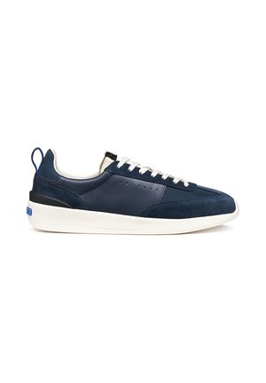 Marineblaue Sneaker mit weißer Sohle und Schnürsenkeln, Obermaterial aus Wildleder und Leder, seitlichen Belüftungslöchern und Fersenlasche mit blauem Akzent.