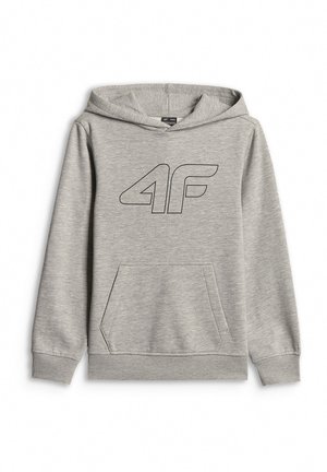 Chłopiec w niebieskiej czapce, szarej bluzie z kapturem z logo "4F", ciemnych spodniach cargo i białych trampkach stoi na jednolitym tle.