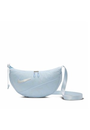 Hellblaue Nylon Tasche mit einer Halbmondform, silbernem Reißverschluss und Logo. Verfügt über eine glatte Textur und einen dünnen, verstellbaren Tragegurt.