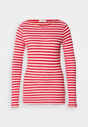 Czerwona i biała, w paski, koszula z długim rękawem wykonana z miękkiej bawełny, z dekoltem w łódkę i dopasowanym krojem. Brak dodatkowych szczegółów.