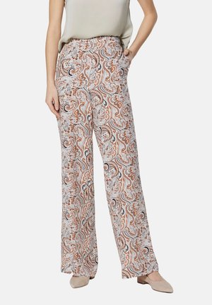 Pantalons larges en tissu léger présentant un motif cachemire orange, noir et blanc, avec deux poches latérales et une coupe décontractée.