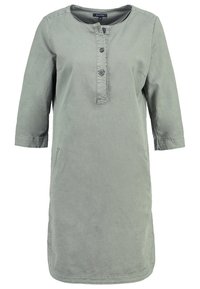 Vihreä puuvillamekko, jossa on pyöreä pääntie, kolme neljännesmittaista hihaa ja nappilista. Siinä on sivutasku ja suora leikkaus.
