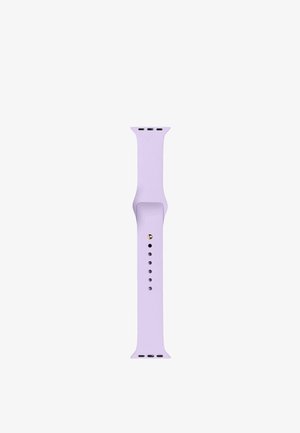 Lyse lilla silikone smartwatch-rem med justerbare huller og metal pin-lås, vist fladt på en hvid baggrund.