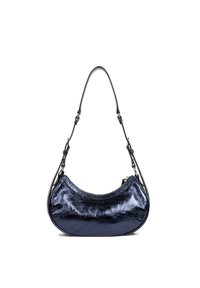 Borsa a mano metallica di colore blu navy con forma curva, texture liscia e una tracolla corta e regolabile. Presenta una chiusura con zip e dettagli di cucitura sottili.
