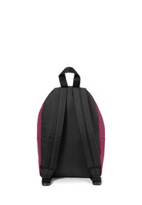 Mochila negra y burdeos con correas ajustables, un asa superior y textura de tela suave. Forma redondeada clásica, diseño minimalista.