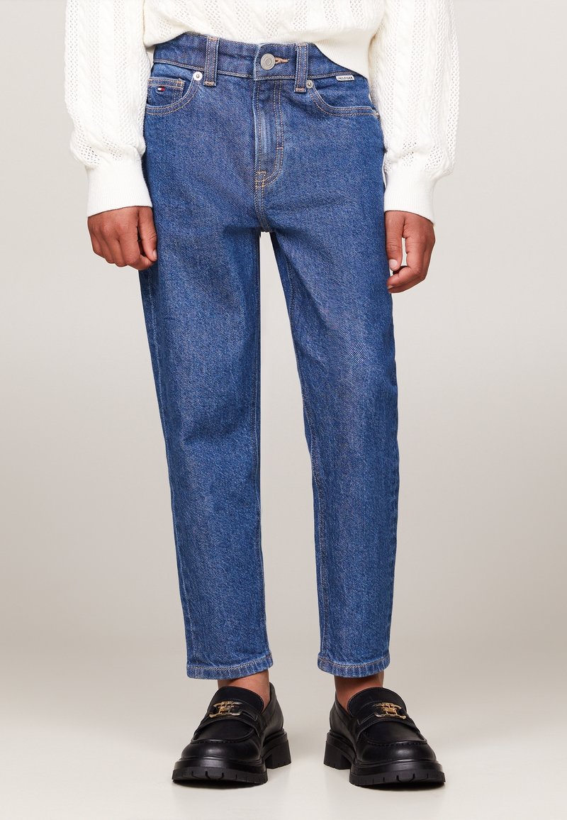 Jeans de mezclilla azul con corte recto, diseño de cinco bolsillos y costuras expuestas. Presenta un cierre de botón y pasadores para cinturón.