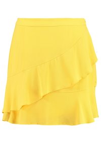 Gelber, leichter kurzer Rock mit einem geschichteten Volantdesign. Glatte Textur, tailliert und mit einem Saum oberhalb des Knies.