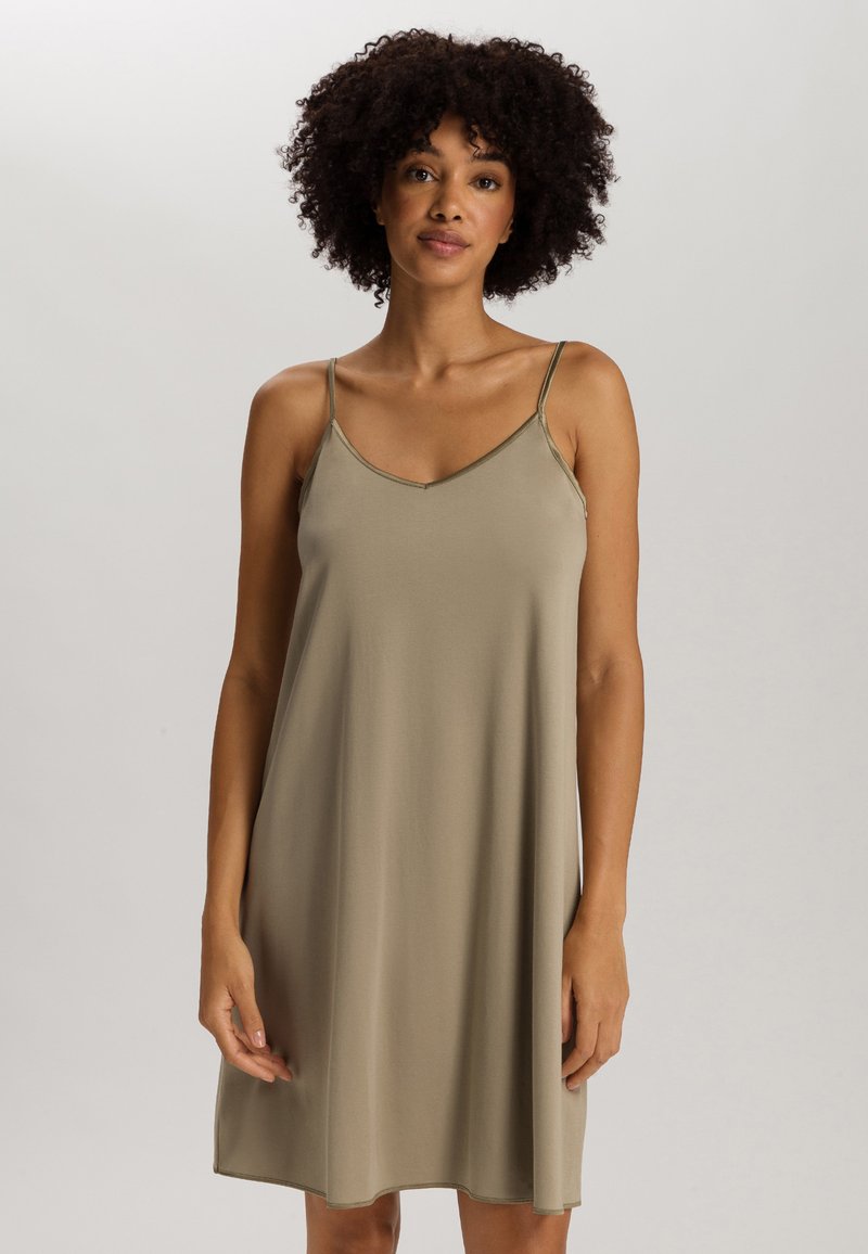 Abito senza maniche color tan con scollatura a V, realizzato in tessuto morbido. Presenta spalline sottili e una vestibilità rilassata che si ferma poco sopra il ginocchio.