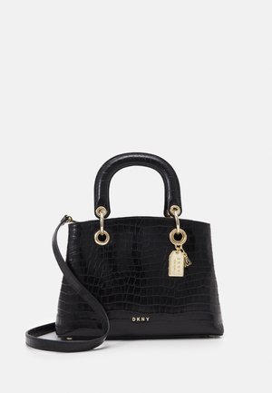 Borsa in pelle nera con motivo coccodrillo, manici superiori, tracolla removibile, dettagli in metallo dorato e ciondolo con logo e scritta DKNY.