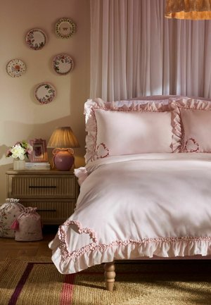 Cath Kidston, CATH KIDSTON EMBROIDERED FRILL  DUVET COVER AND PILLOWCASE SET UNISEX - Bed linen - pink sweetheart