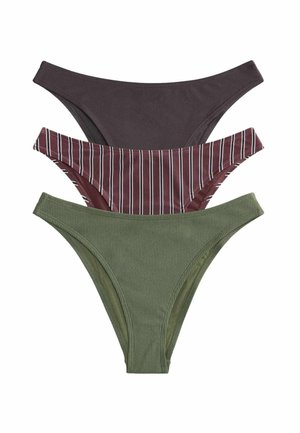 Kolme naiste bikiini stiilis aluspesu, ühevärviline tumehall, erkpurpurne valgete vertikaalsete triipudega ja ühevärviline oliivrohelise soonikkoega kangas, virnastatud.