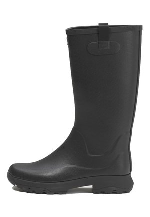 Bota de lluvia de goma negra con una superficie texturizada, puntera redondeada y parte superior reforzada. Presenta una suela antideslizante y un tirador en la parte trasera.
