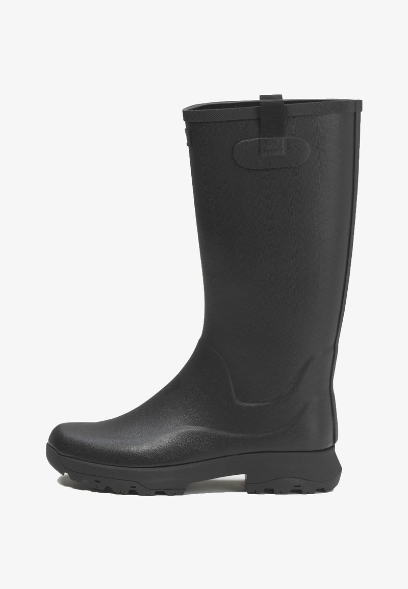 Bota de lluvia de goma negra con una superficie texturizada, puntera redondeada y parte superior reforzada. Presenta una suela antideslizante y un tirador en la parte trasera.