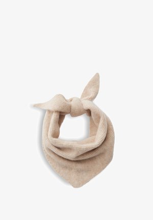 Weicher beiger Strickschal, zu einem Knoten gebunden mit spitzen Enden, unten zu einer dreieckigen Form arrangiert.