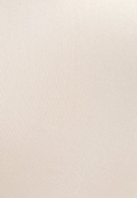 Gai bēšs stiepjošs audums ar gludu, ribotu tekstūru, kurā redzamas smalkas horizontālas līnijas un maiga spīduma kārta uz virsmas.