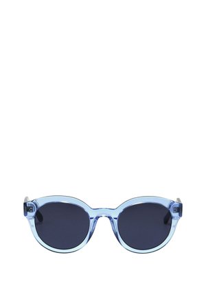 Occhiali da sole rotondi con montature traslucide azzurro chiaro e lenti scure, mostrati su uno sfondo bianco.