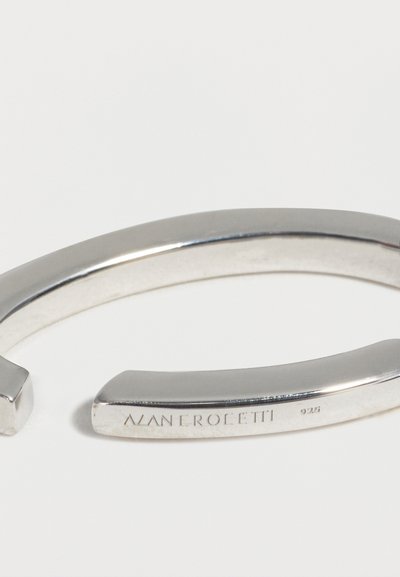 Bracelet manchette ouvert en argent avec gravure "Alan Crocetti 925" à une extrémité, présenté sur fond blanc.