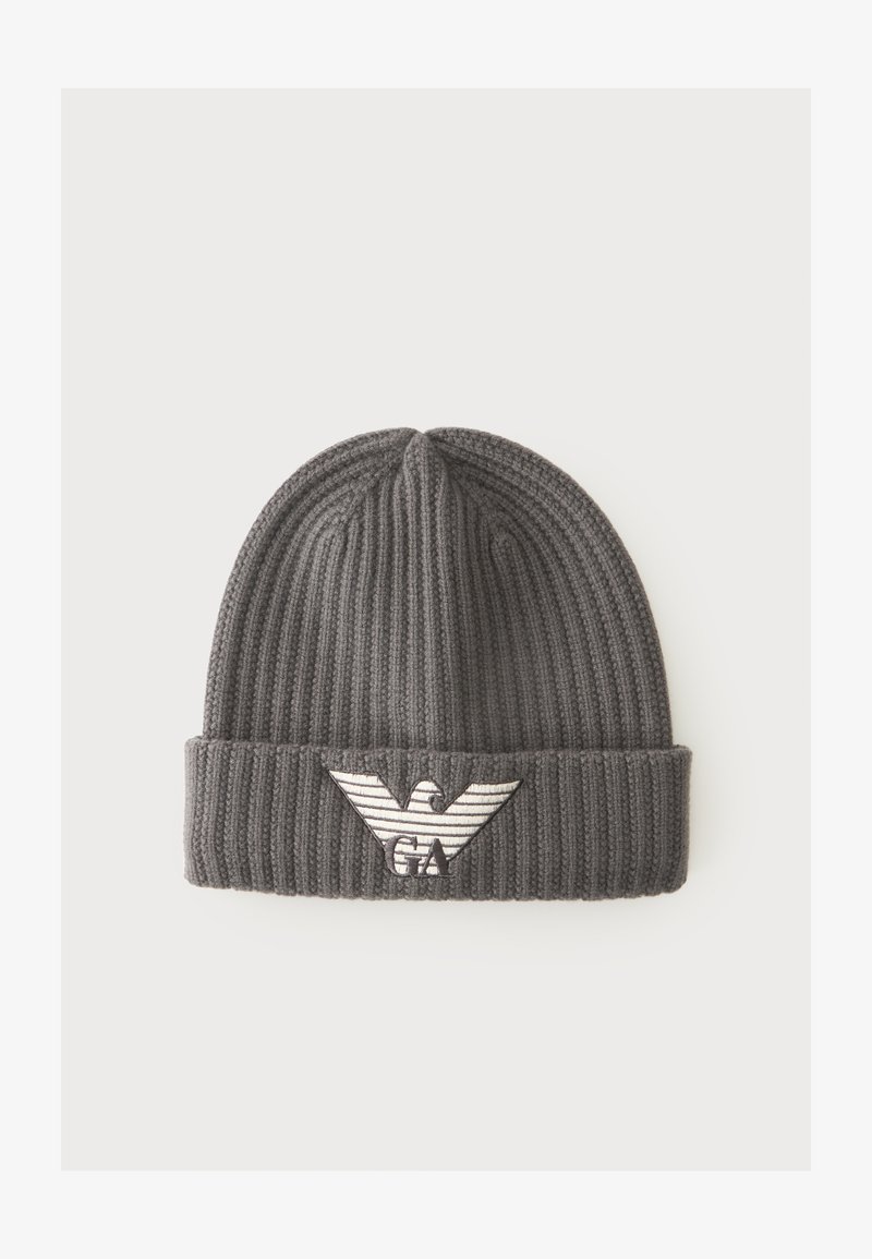 Bonnet gris en maille côtelée avec un revers plié, comportant un logo aigle blanc et les lettres "GA" brodées sur le devant au centre.