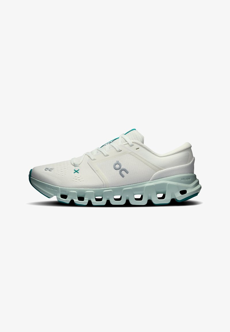 Chaussure de sport gris clair et bleu sarcelle avec semelle amortie et segmentée, empeigne en mesh, logo sur le côté et fermeture à lacets, vue de l'intérieur.