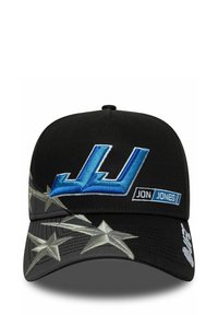 Schwarze Mütze mit blauer "JJ" Stickerei und "JON JONES" Etikett. Der Schirm ist mit silbernen Sternmustern versehen und hat ein strukturiertes Stoffdesign.