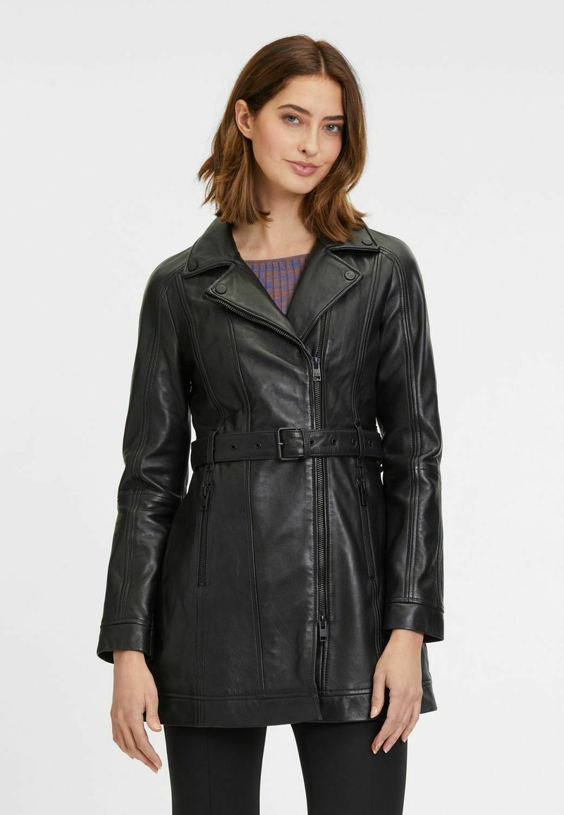 Schwarze Lederjacke mit tailliertem Schnitt, Reißverschluss und detaillierter Nahtführung. Sie verfügt über einen klassischen Kragen und lange Ärmel.