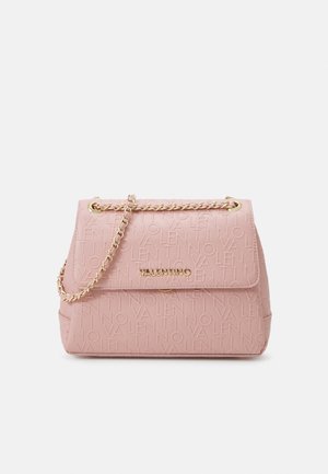 Borsa a tracolla rosa trapuntata con logo "Valentino" in rilievo, catena dorata e chiusura a pattina. Texture liscia con una forma complessiva rettangolare.