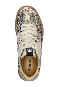 Sneaker met een bovenwerk van slangenprint in beige en zwart, met een crèmekleurige tong, veters en een bruine rubberen zool. Merkteken op de binnenzool.