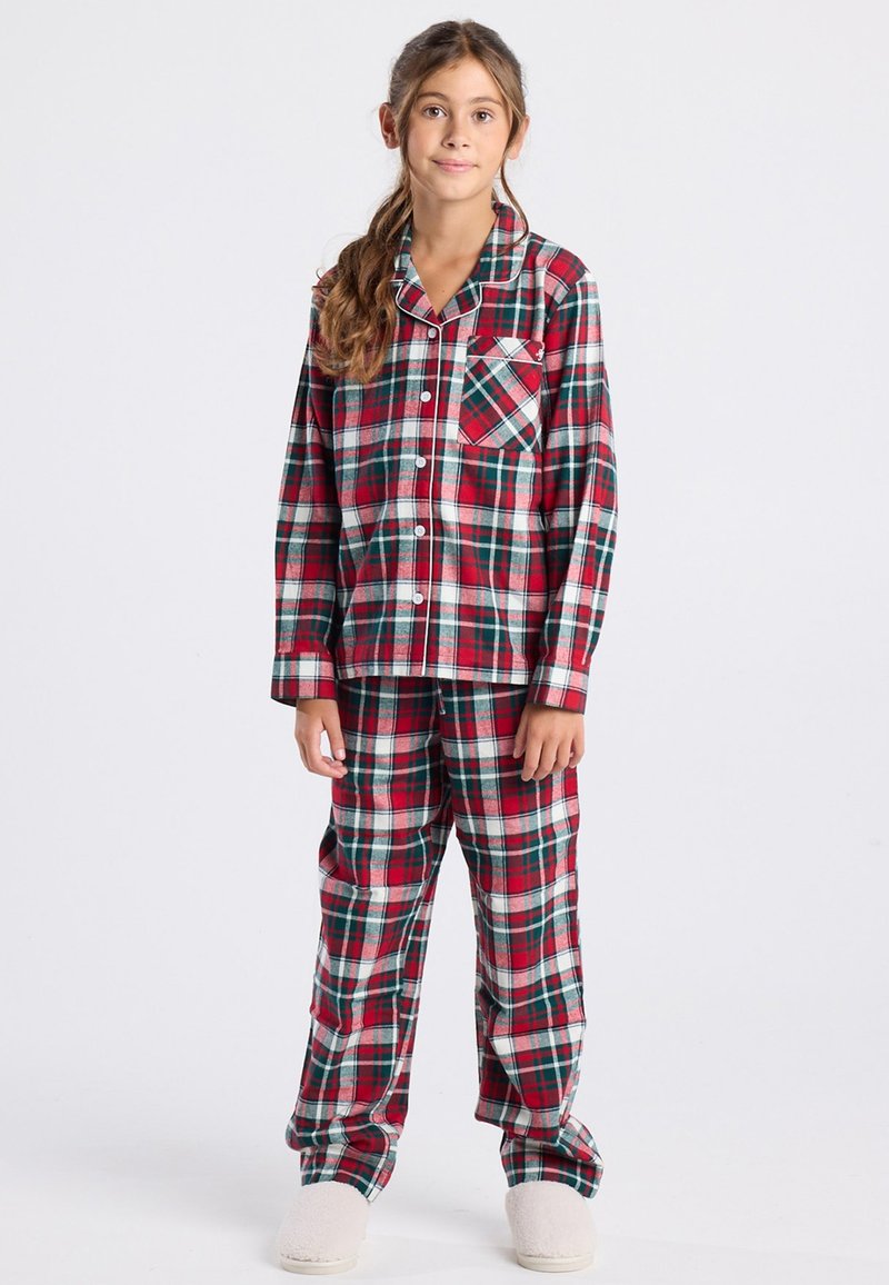 Conjunto de pijama a cuadros rojos y verdes, hecho de algodón, que incluye una camiseta con botones, mangas largas, un bolsillo en el pecho y pantalones a juego. Textura suave.