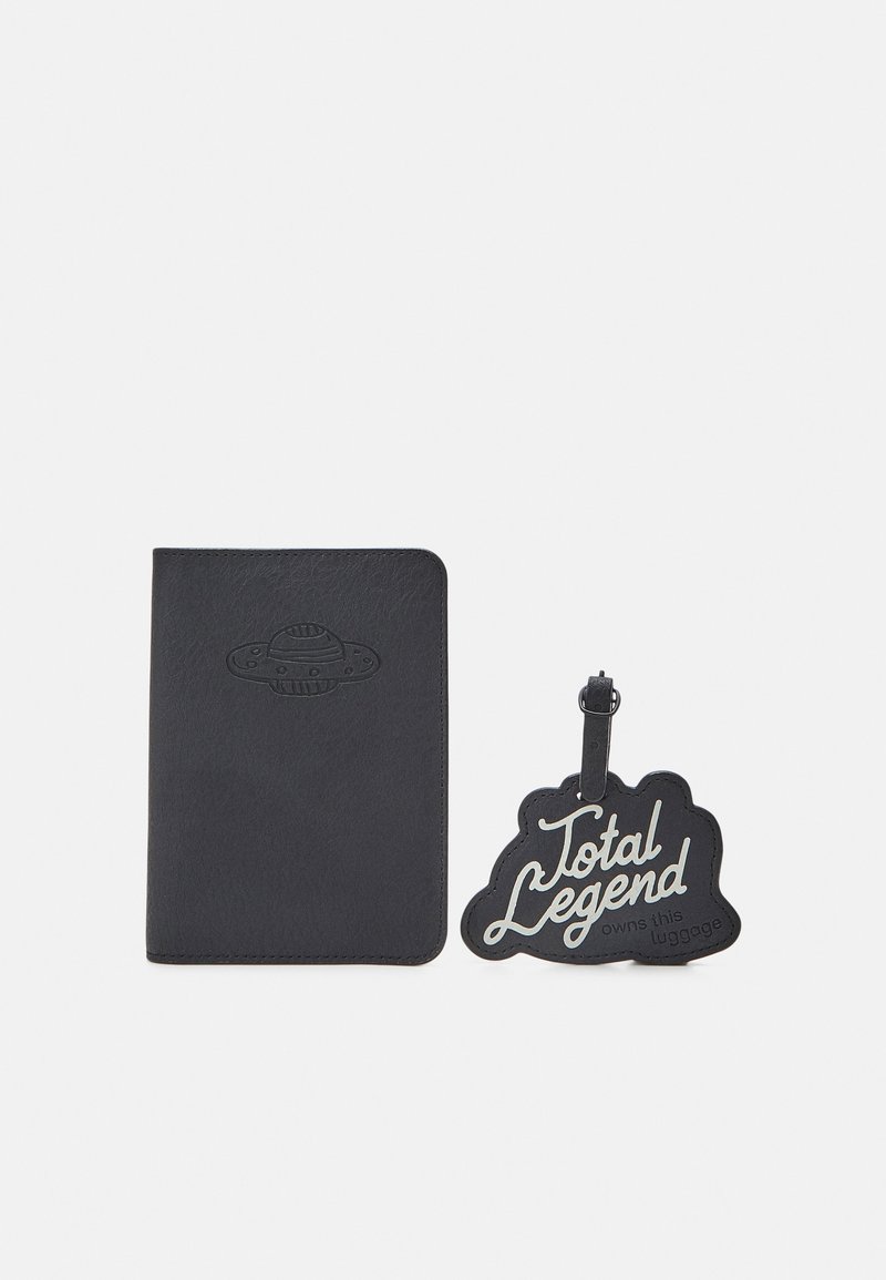 TYPO THE WANDERER PASSPORT LUGGAGE TAG UNISEX SET Passport holder jett black/black Zalando.ie