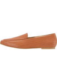 Brune vævede loafers med flad sål, der har en slank, rund tå og minimal dekoration for et rent, moderne udseende.