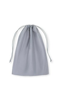 Sac à cordon en tissu gris clair avec une texture lisse. Présente un dessus froncé avec des cordons ajustables et un branding subtil.