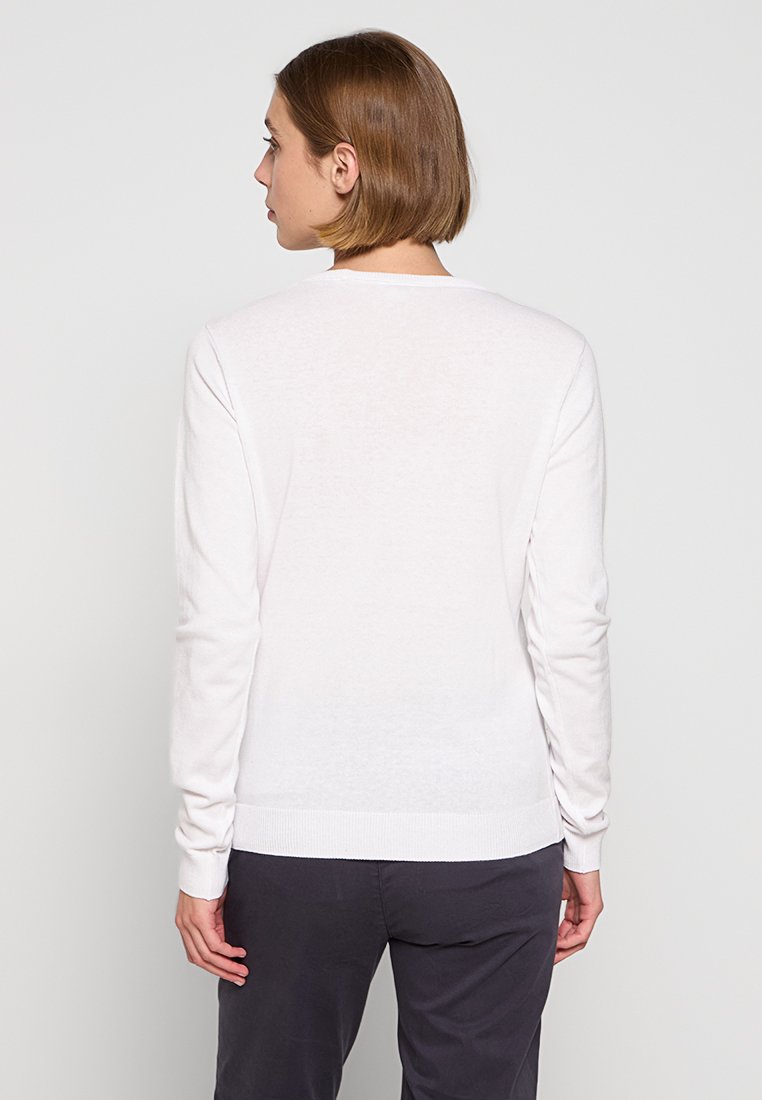 Hellrosa Pullover mit langen Ärmeln, aus weichem Stoff, verfügt über einen gerippten Halsausschnitt und Ärmelbündchen. Einfaches, klassisches Design mit taillierter Silhouette.
