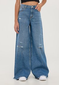 Terranova WIDE LEG CON STRAPPI - Jeans a zampa - blu denim medio