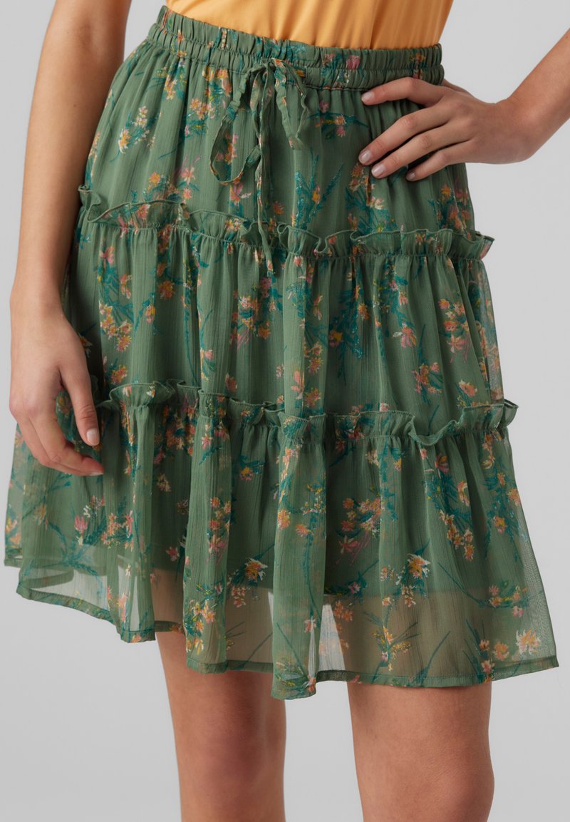 Vero Moda VMSMILLA SHORT FRILL SKIRT - A-line skjørt - laurel wreath