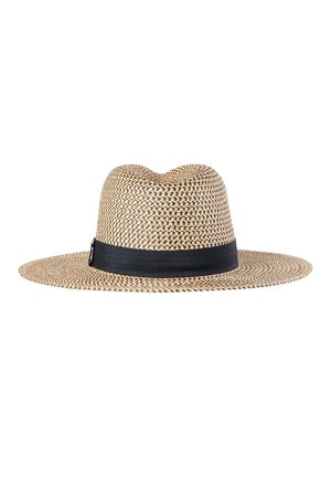 Chapeau fedora en paille tissée avec large bord et bande de tissu noir autour de la calotte, isolé sur fond blanc.