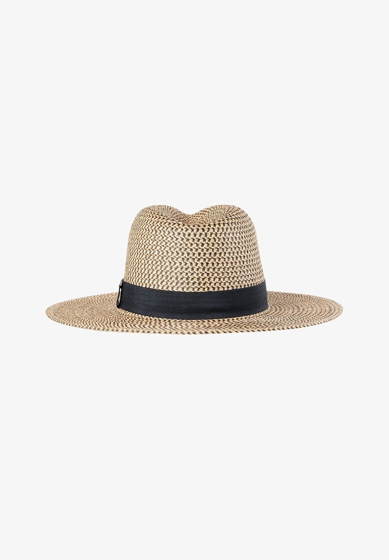 Chapeau fedora en paille tissée avec large bord et bande de tissu noir autour de la calotte, isolé sur fond blanc.