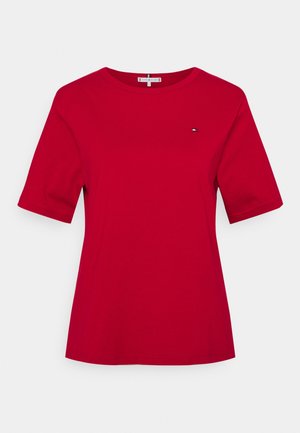 Rotes Kurzarm-T-Shirt mit Rundhalsausschnitt, kleinem Logo auf der Brust und einem eingenähten Markenlabel im Kragen.