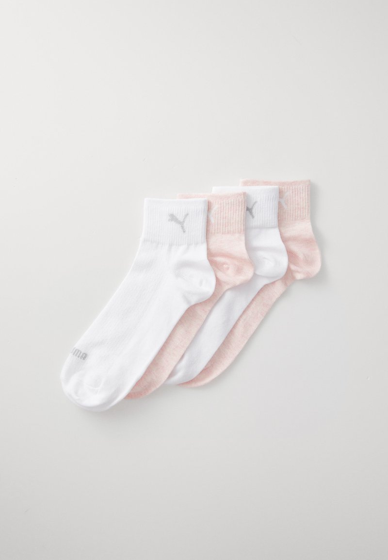 Vier Paare Knöchelsocken: zwei weiße mit grauem Logo, zwei hellrosa mit gerippten Bündchen, aus einem weichen Baumwollmischmaterial.