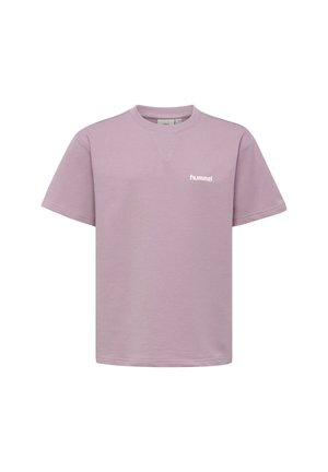 Gładki jasnofioletowy t-shirt z krótkimi rękawami, okrągłym dekoltem i małym białym logo "hummel" po lewej stronie na piersi.