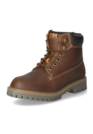 Bottine en cuir marron avec des lacets marron et un col rembourré. Dotée d'une semelle en caoutchouc texturée avec des crampons profonds pour une bonne adhérence. Comprend le logo de la marque.
