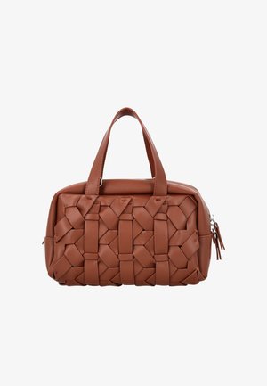 Borsa in pelle marrone con design della tracolla intrecciata, due manici e una tasca laterale con cerniera su sfondo bianco.