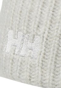 Pletená bílá čepice s texturovaným vzorem, s vyšitým logem "HH" v světle šedé na přední straně. Měkký a teplý materiál.