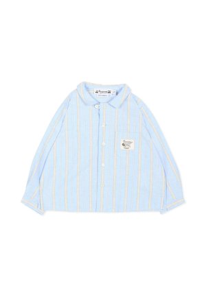 Camicia azzurro chiaro a maniche lunghe con bottoni, righe verticali bianche e beige e una piccola tasca sul petto con toppa con logo stampato.