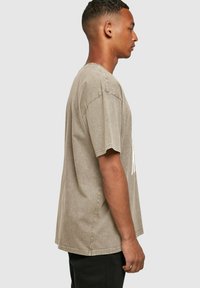 Merchcode FRIDA KAHLO LETTERING ACID WASHED HEAVY OVERSIZE TEE - Marškinėliai su spaudiniu - darkkhaki