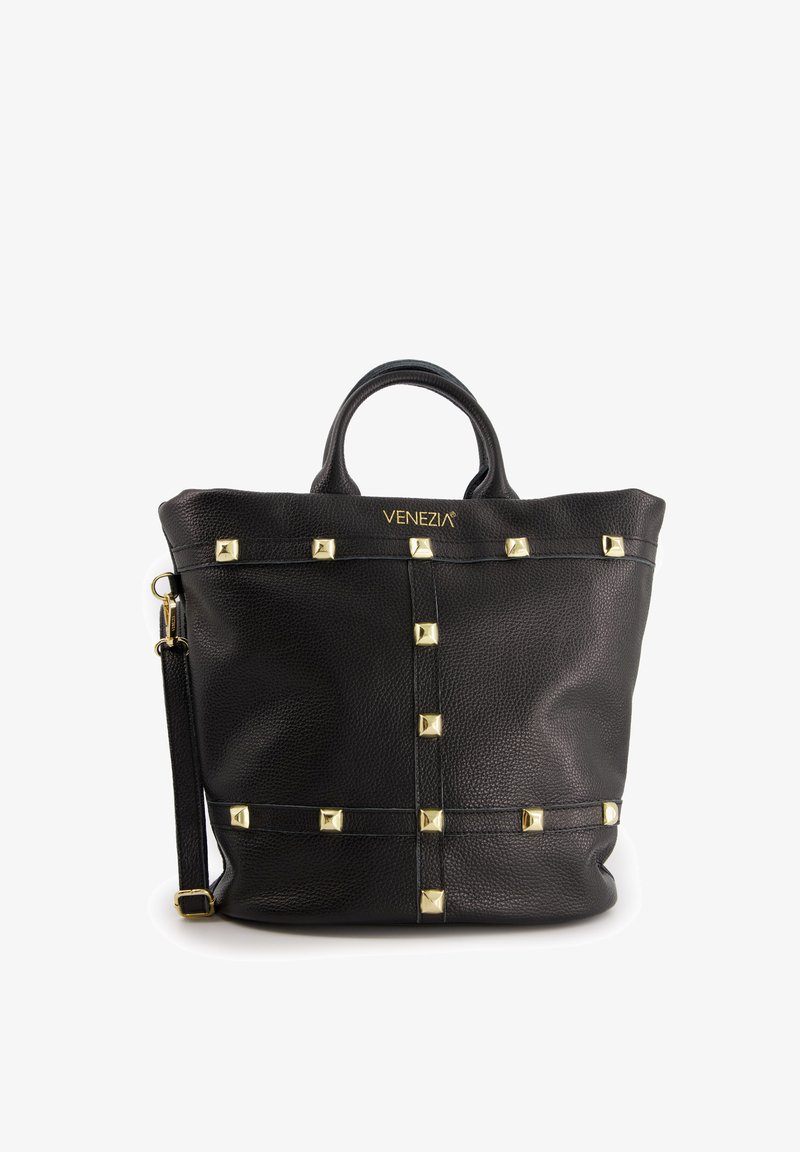 Schwarze Leder-Tote-Tasche mit goldfarbenen Pyramidennieten, einer strukturierten Oberfläche, doppelten Griffen und einem verstellbaren Schultergurt.
