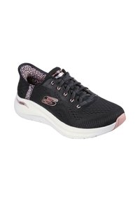 Zapatilla deportiva negra con parte superior de malla texturizada, acentos rosa, mediaba blanca y forro de estampado de leopardo. Presenta cierre de cordones y suela acolchada.