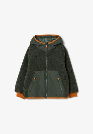 Giacca in pile verde per bambino con cappuccio, zip anteriore, due tasche con zip e rifiniture arancioni sui polsini e sul bordo del cappuccio.
