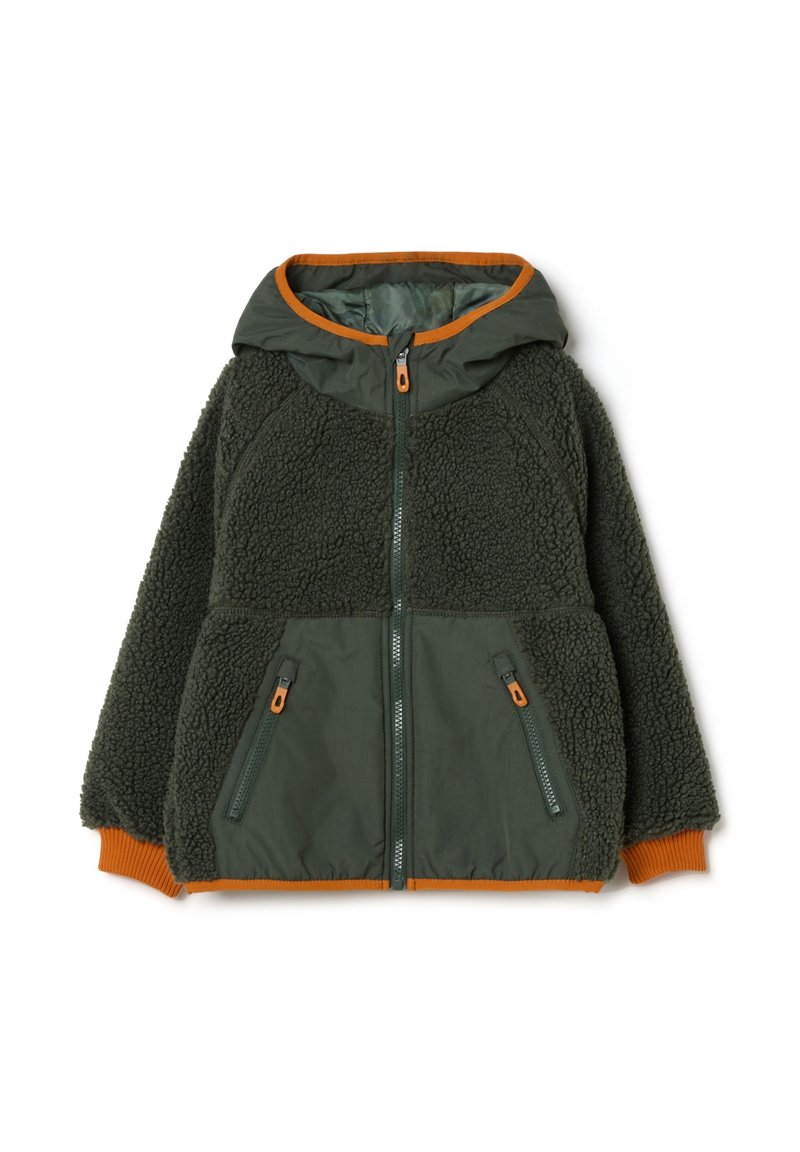 Groen fleece jasje voor kinderen met capuchon, voorrits, twee ritszakken en oranje afwerking op de mouwen en de rand van de capuchon.