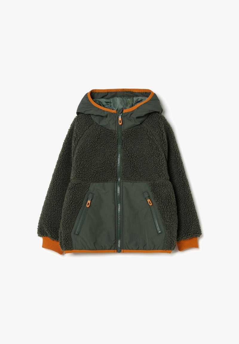 Groen fleece jasje voor kinderen met capuchon, voorrits, twee ritszakken en oranje afwerking op de mouwen en de rand van de capuchon.