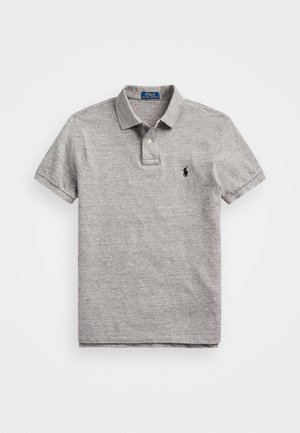Pelēka polo krekls, izgatavots no mīksta kokvilnas, ar tradicionālu apvalku, divām pogām un mazu melnu logo uz kreisā krūšu.